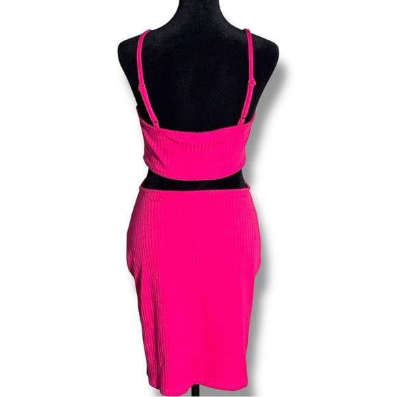 H&M Bold Fuchsia Sleeveless V-Neck Side Cutouts Ribbed Textured Mini Dress - Picture 8 of 15
